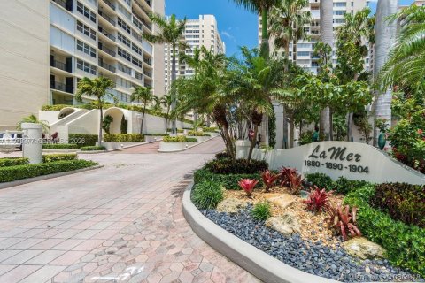Condo in Hallandale Beach, Florida, 2 bedrooms  № 2042182 - photo 2