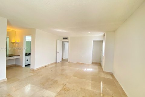 Condo in Hallandale Beach, Florida, 2 bedrooms  № 2042182 - photo 21