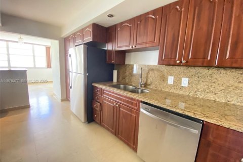 Condo in Hallandale Beach, Florida, 2 bedrooms  № 2042182 - photo 8