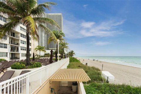 Condo in Hallandale Beach, Florida, 2 bedrooms  № 2042182 - photo 26
