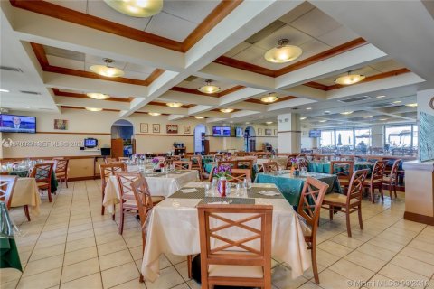 Condo in Hallandale Beach, Florida, 2 bedrooms  № 2042182 - photo 30