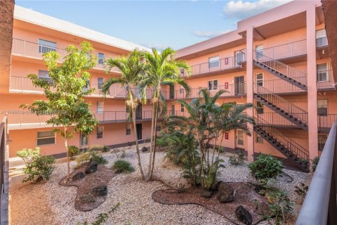 Copropriété à vendre à Lauderdale Lakes, Floride: 2 chambres, 93.83 m2 № 1863286 - photo 17