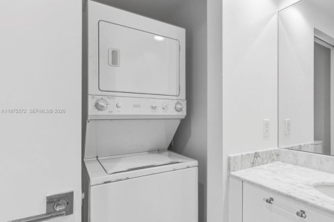 Condo in Miami, Florida, 2 bedrooms  № 2040041 - photo 26