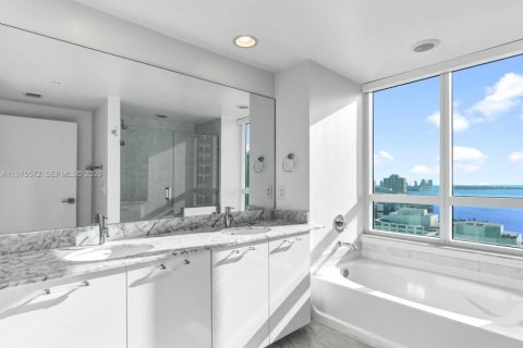 Condo in Miami, Florida, 2 bedrooms  № 2040041 - photo 17