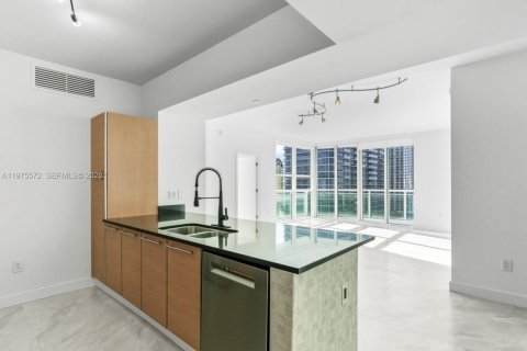 Condo in Miami, Florida, 2 bedrooms  № 2040041 - photo 3