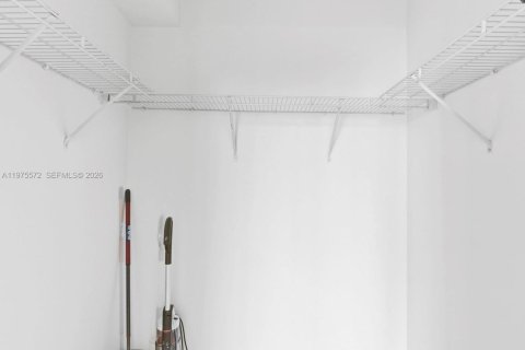 Condo in Miami, Florida, 2 bedrooms  № 2040041 - photo 24