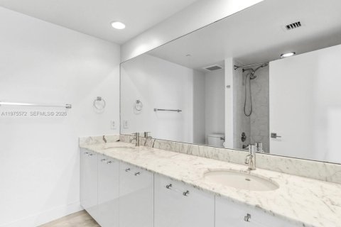 Condo in Miami, Florida, 2 bedrooms  № 2040041 - photo 21