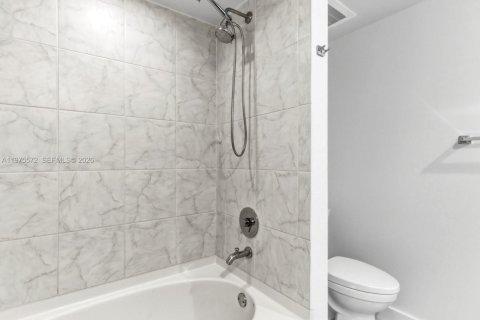 Condo in Miami, Florida, 2 bedrooms  № 2040041 - photo 22