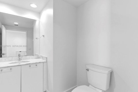 Condo in Miami, Florida, 2 bedrooms  № 2040041 - photo 25