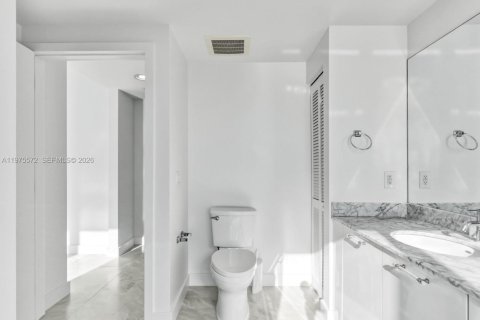 Condo in Miami, Florida, 2 bedrooms  № 2040041 - photo 18