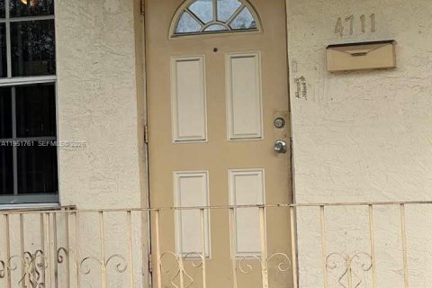 Casa en venta en Miami, Florida, 3 dormitorios, 82.5 m2 № 2006273 - foto 2