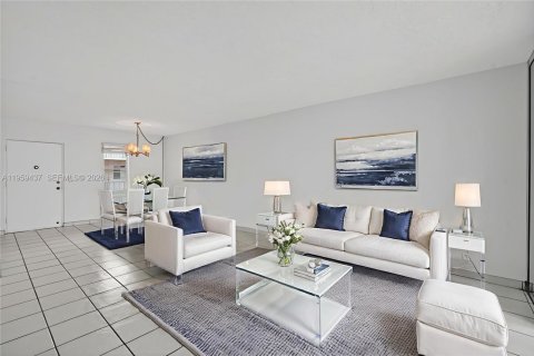 Copropriété à vendre à Lauderdale Lakes, Floride: 1 chambre, 69.49 m2 № 2025542 - photo 2