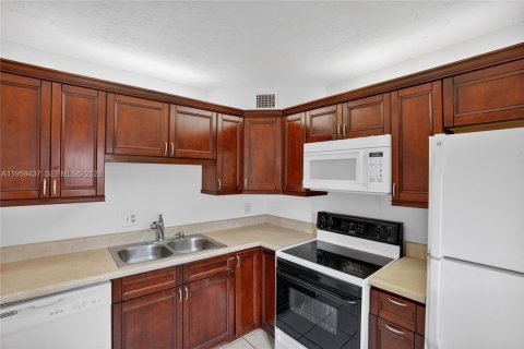 Copropriété à vendre à Lauderdale Lakes, Floride: 1 chambre, 69.49 m2 № 2025542 - photo 4