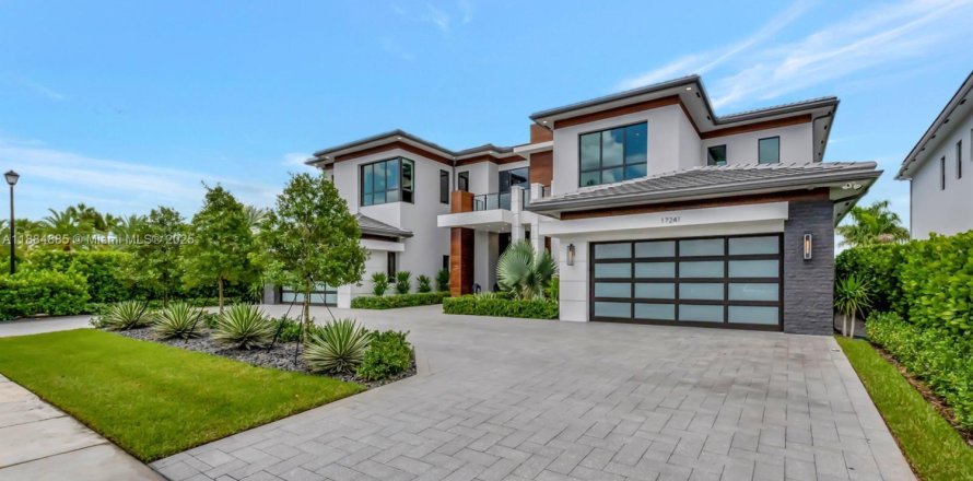 House in Boca Raton, Florida 6 bedrooms, 721.76 sq.m. № 2035445