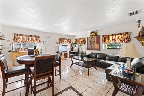 Casa en venta en Miami Gardens, Florida, 4 dormitorios, 152.73 m2 № 1941846 - foto 21