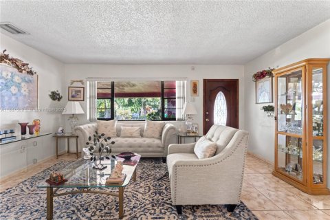 Casa en venta en Miami Gardens, Florida, 4 dormitorios, 152.73 m2 № 1941846 - foto 2