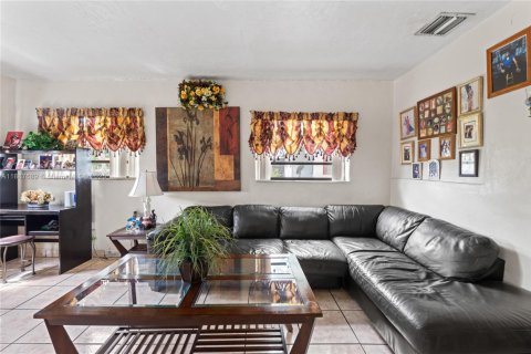 Casa en venta en Miami Gardens, Florida, 4 dormitorios, 152.73 m2 № 1941846 - foto 22