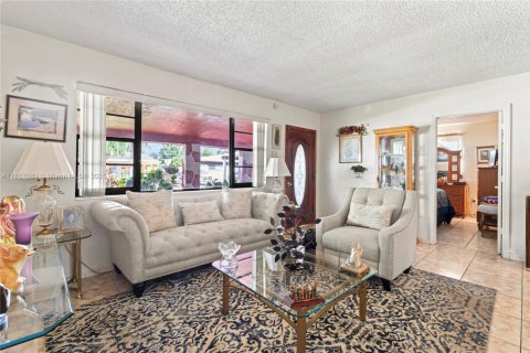 Casa en venta en Miami Gardens, Florida, 4 dormitorios, 152.73 m2 № 1941846 - foto 5