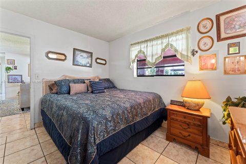 Casa en venta en Miami Gardens, Florida, 4 dormitorios, 152.73 m2 № 1941846 - foto 3