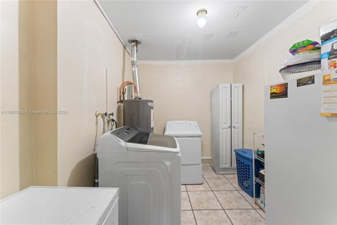 Casa en venta en Miami Gardens, Florida, 4 dormitorios, 152.73 m2 № 1941846 - foto 13