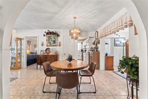 Casa en venta en Miami Gardens, Florida, 4 dormitorios, 152.73 m2 № 1941846 - foto 19