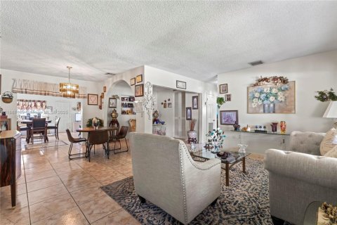Casa en venta en Miami Gardens, Florida, 4 dormitorios, 152.73 m2 № 1941846 - foto 16