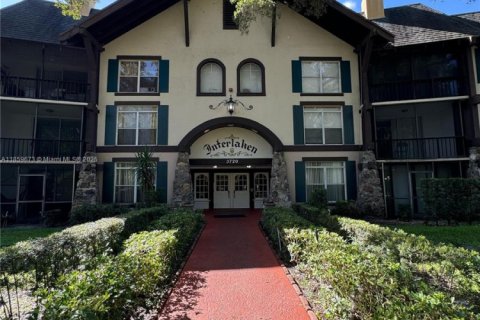 Condo in Lauderhill, Florida, 1 bedroom  № 1961650 - photo 24