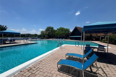 Condo in Lauderhill, Florida, 1 bedroom  № 1961650 - photo 2