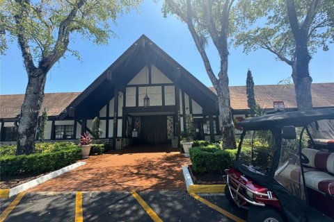 Condo in Lauderhill, Florida, 1 bedroom  № 1961650 - photo 3