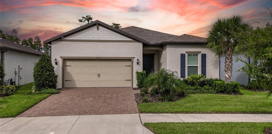 House in Land O' Lakes, Florida 2 bedrooms, 193.89 sq.m. № 1901950