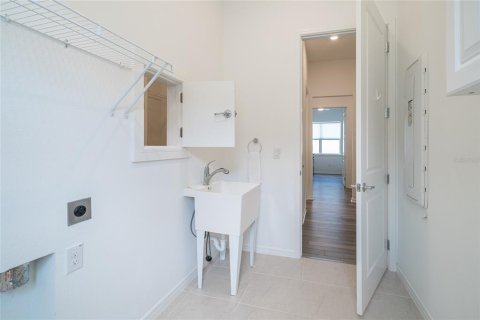 House in Land O' Lakes, Florida 2 bedrooms, 193.89 sq.m. № 1901950 - photo 17