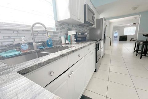 House in Fort Lauderdale, Florida 4 bedrooms, 171.59 sq.m. № 2250963 - photo 10