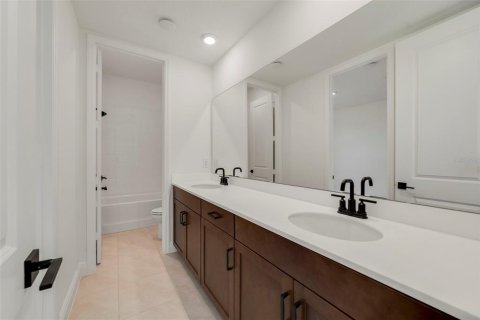 House in Apopka, Florida 4 bedrooms, 256.78 sq.m. № 1629631 - photo 19
