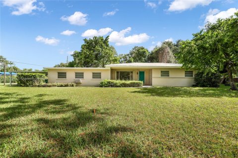 Casa en alquiler en Miami, Florida, 3 dormitorios, 188.31 m2 № 1980812 - foto 1