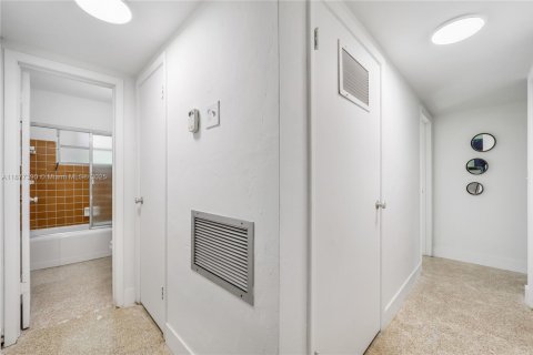 Casa en alquiler en Miami, Florida, 3 dormitorios, 188.31 m2 № 1980812 - foto 16