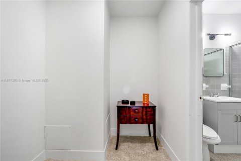 Casa en alquiler en Miami, Florida, 3 dormitorios, 188.31 m2 № 1980812 - foto 12