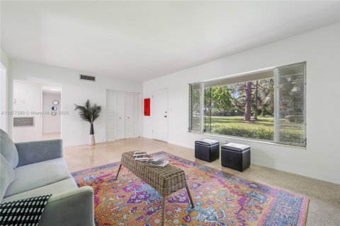 Casa en alquiler en Miami, Florida, 3 dormitorios, 188.31 m2 № 1980812 - foto 2