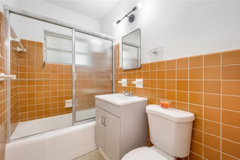 Casa en alquiler en Miami, Florida, 3 dormitorios, 188.31 m2 № 1980812 - foto 17