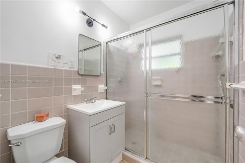 Casa en alquiler en Miami, Florida, 3 dormitorios, 188.31 m2 № 1980812 - foto 13