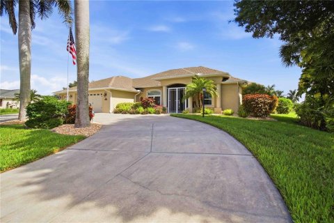 House in Rotonda, Florida 3 bedrooms, 220.18 sq.m. № 2393674 - photo 2