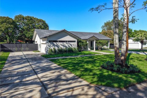 Casa en venta en Palmetto Bay, Florida, 5 dormitorios, 232.44 m2 № 1692383 - foto 3