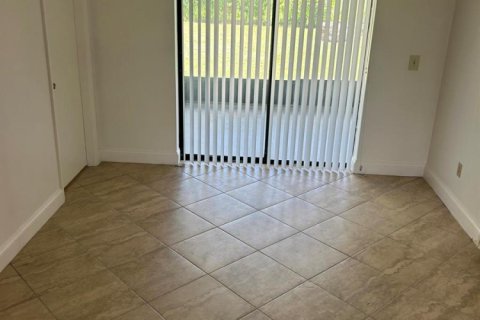 House in Port St. Lucie, Florida 3 bedrooms, 168.25 sq.m. № 2172815 - photo 6