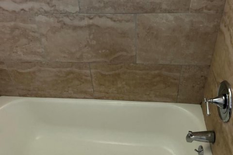 House in Port St. Lucie, Florida 3 bedrooms, 168.25 sq.m. № 2172815 - photo 13