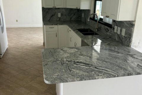 House in Port St. Lucie, Florida 3 bedrooms, 168.25 sq.m. № 2172815 - photo 2