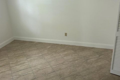 House in Port St. Lucie, Florida 3 bedrooms, 168.25 sq.m. № 2172815 - photo 12