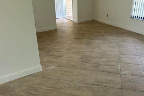House in Port St. Lucie, Florida 3 bedrooms, 168.25 sq.m. № 2172815 - photo 4