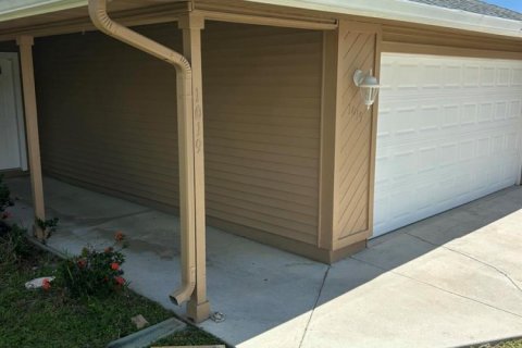 House in Port St. Lucie, Florida 3 bedrooms, 168.25 sq.m. № 2172815 - photo 17