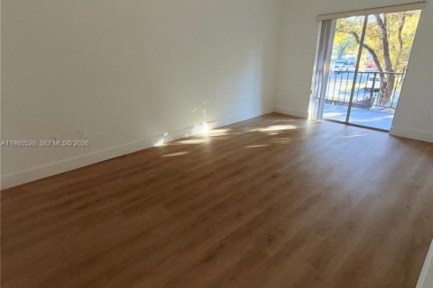 Condo in Hialeah, Florida, 2 bedrooms № 2026701 - photo 3