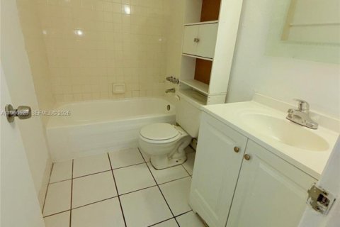 Condo in Hialeah, Florida, 2 bedrooms № 2026701 - photo 9