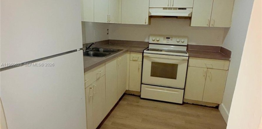 Condo in Hialeah, Florida, 2 bedrooms № 2026701